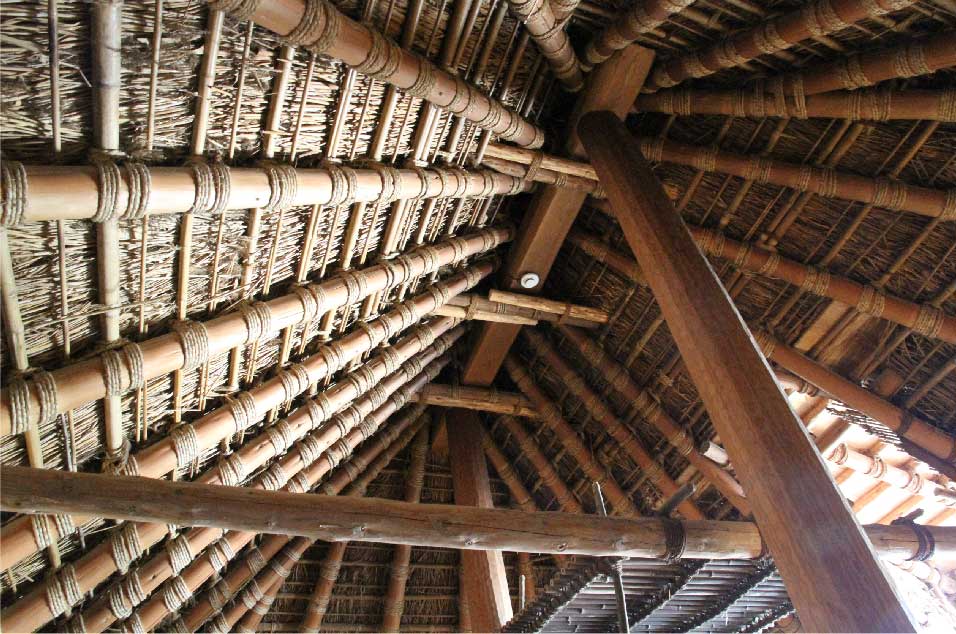 藁葺き屋根の内側